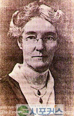 애니 L. 애덤스(Annie L. Adams)는 우리 교회 개척자인 베어드 목사의 부인이며 애덤스 목사의 누이다. 글쓰는 솜씨가 뛰어나 당시의 기독 공보에 오래도록 글을 게재하였다. 사진을 부인이 53세 되던 1914년에 찍은 것이다..jpg