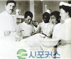 크기변환_1900년쯤 존슨(왼쪽) 수술장면.jpg